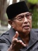 Game of thrones: Sultan Jamalul Kiram III flies the Philippine flag on Sabah soil