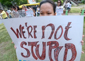 Protest-against-Comelec-election-officer