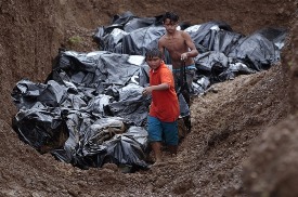 Mass burial of dead left by Typhoon Yolanda