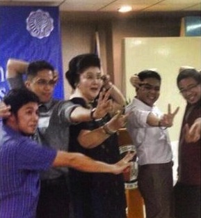 Ateneans strike a pose with former First Lady Imelda Marcos.