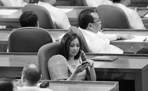 Mark of ill breeding: Abigail Binay fiddling with her phone as President BS Aquino delivers his SONA
