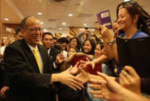 Pandering to Singapore OFWs: President Aquino visits Jollibee Singapore at the Lucky Plaza Mall (November 19, 2014) 