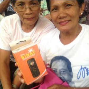 Binay is winning votes the old-fashioned way. (Source: GMA News)