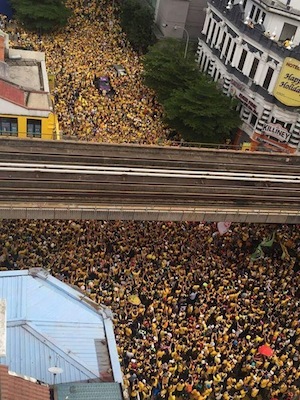 Yellow-clad protestors fill Kuala Lumpur's streets in protest against PM Najib Razak. (Photo source: KB Chua on Facebook)