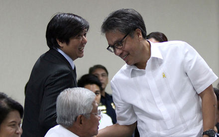 Bongbong_Marcos_and_Mar_Roxas_before_Senate_session_1.23.14