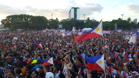No yellow banners: Only the national colours dominate Duterte's rally. (Photo source:  Pia Ranada)