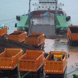 Photo of what looks like  soil destined for the South China Sea being loaded onto cargo ships (Source: Kami)