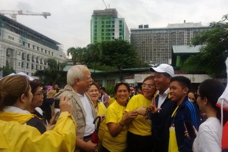 Mar Roxas surrounded by loyal yellow-attired supporters at the Luneta rally. (Source: @iamjustlee on Twitter)