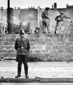 muro mur berlino 1962 communism guards policeman mauer 1946 gdr officers marquant rideau divise behind germania european perils brandenburg ovest